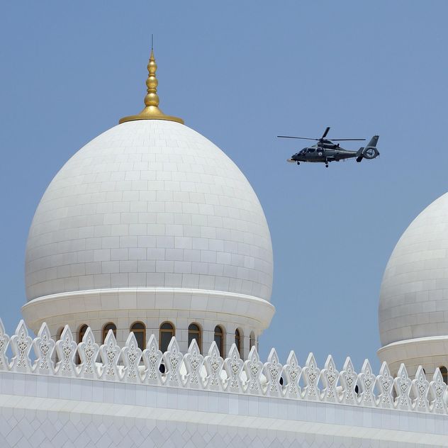 Domes of Sheikh Zayed Mosque and patrol helicopter - image gratuit #186781 