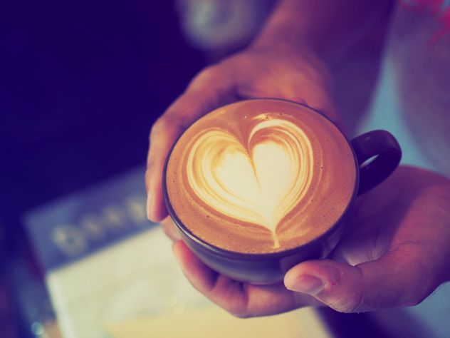 Latte coffee with heart drawing in hands - image #186901 gratis