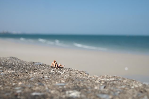 Miniature people on the beach - бесплатный image #187141