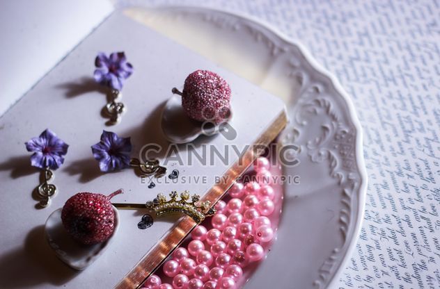 pink beads in plate and jewelry on it - бесплатный image #187281