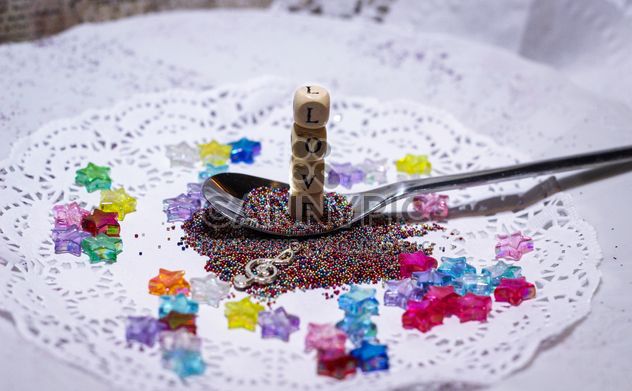 colored sequins in a spoon and a plate - бесплатный image #187401