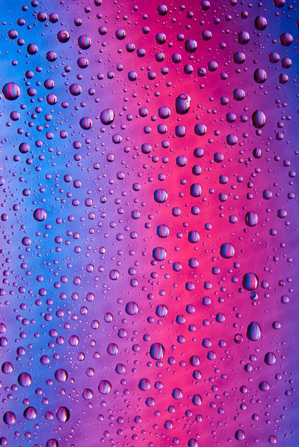 Water drops on abstract colored background - image gratuit #187661 