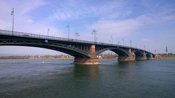 Theodor Heuss Bridge and River Rhein - бесплатный image #187881