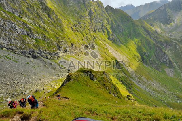 Beautiful view of Carpathians mountains,Tourist hiking on peak. - image #198161 gratis