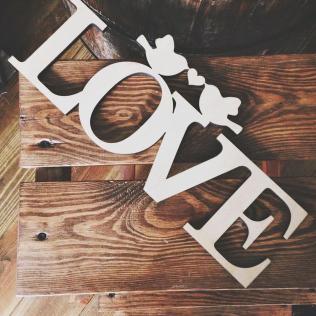 Love sign on wooden background - image #198481 gratis