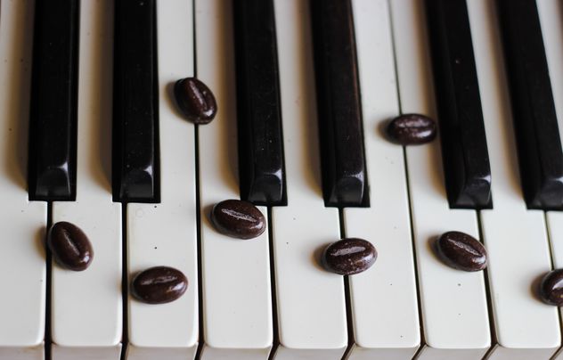 Coffee beans on piano - image gratuit #200931 