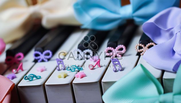Bows Of Beads On The Piano - image gratuit #200991 