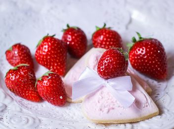 fresh strawberry with ribbon - image gratuit #201051 