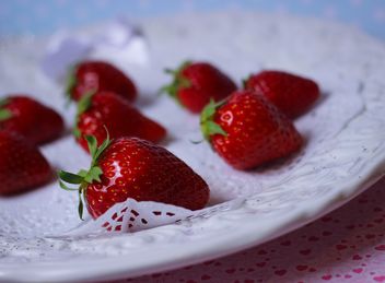 fresh strawberry in a dish - image gratuit #201071 