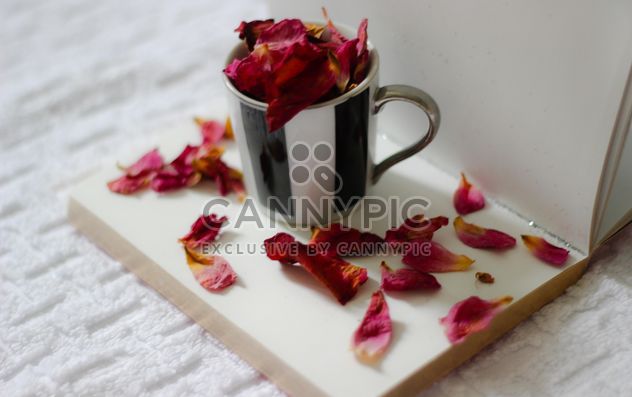 Rose leaves in cup - image #201131 gratis