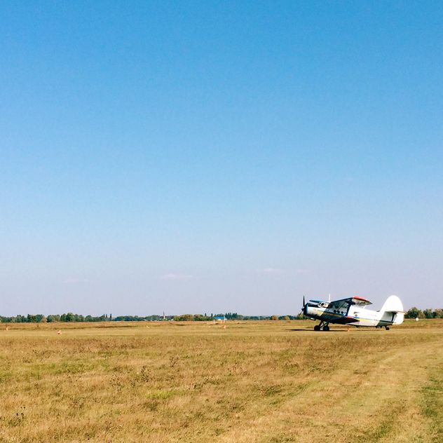 Small plane in the field - бесплатный image #271661