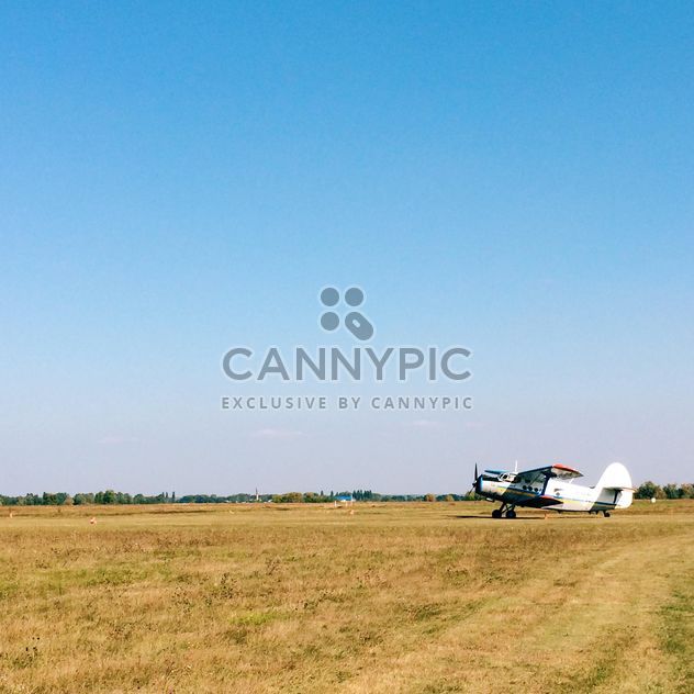 Small plane in the field - image #271661 gratis