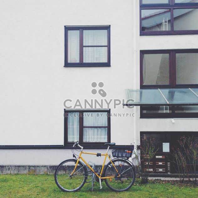 Yellow bicycle near building - image gratuit #271671 