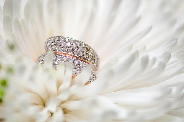 Wedding ring in flower - image gratuit #272571 