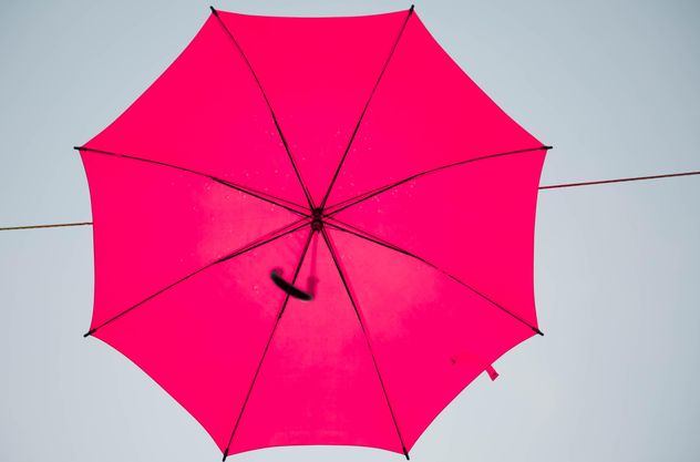 Red umbrella hanging - Kostenloses image #273081