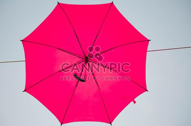 Red umbrella hanging - Kostenloses image #273081