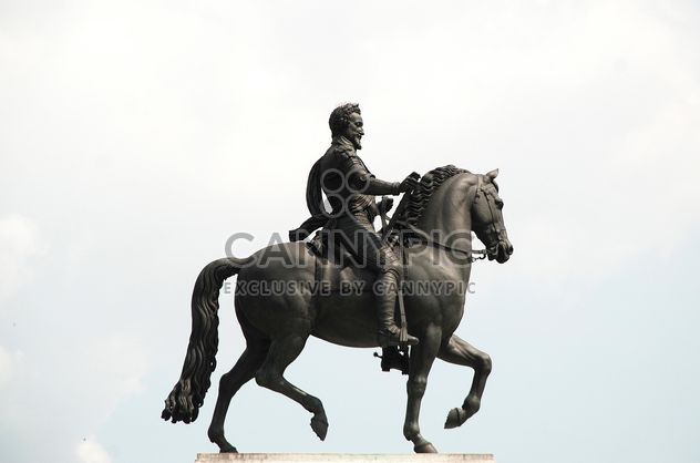 Statue of knight on horseback - бесплатный image #273211