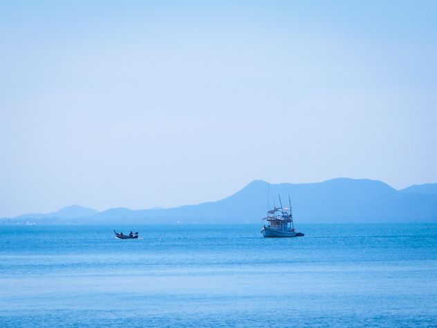 Boat in the sea at Koh Si Chang - бесплатный image #273571