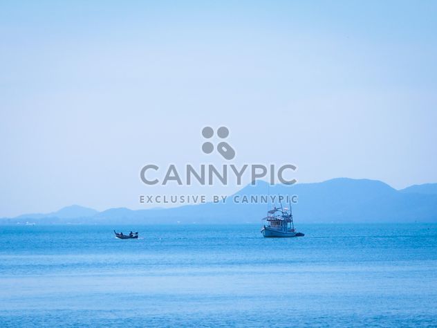 Boat in the sea at Koh Si Chang - бесплатный image #273571
