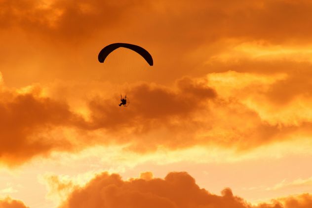 Parachute on the storm sky - image #273681 gratis