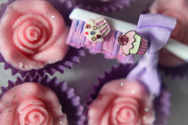 Toothbrush and cupcakes - image gratuit #273811 