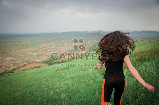 Girl running on green meadow - Kostenloses image #273831