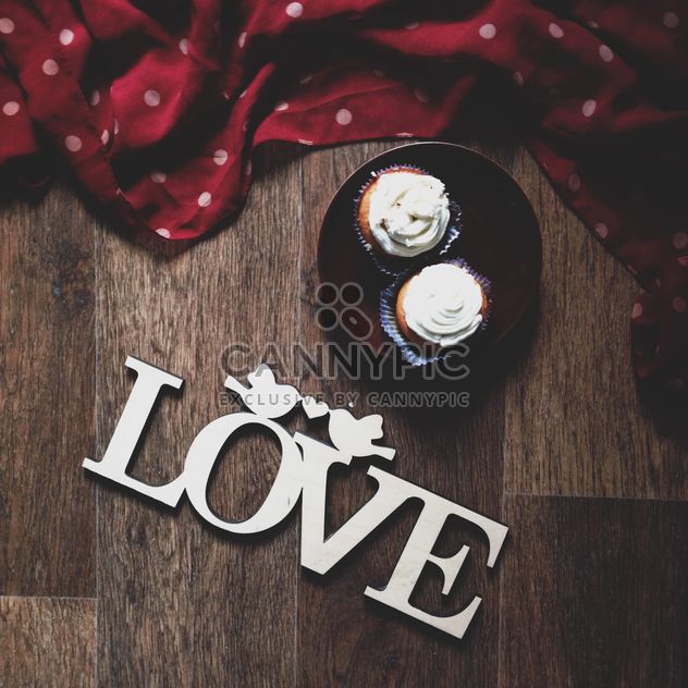 Cupcakes and word love on wooden background - Kostenloses image #273891