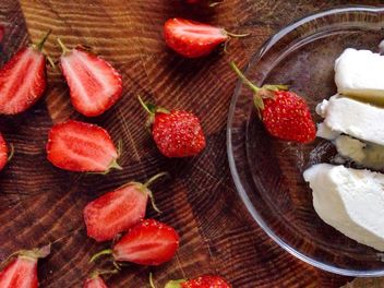 Ice-cream with strawberry - image gratuit #273931 