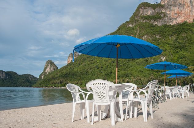 Tables and chairs on beach - image gratuit #275101 