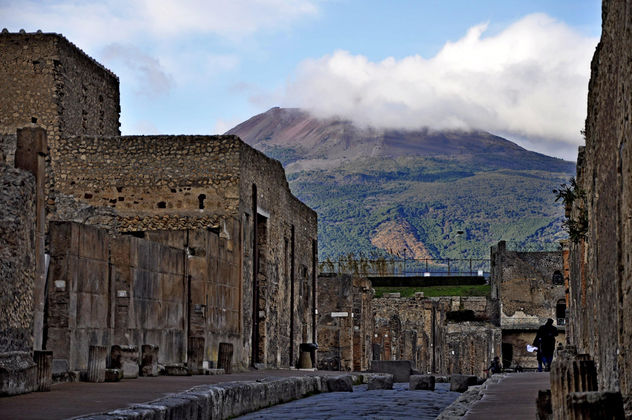 Pompeii; via di Mercurio with Mount Vesuvius - Free image #286551