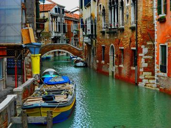 Gondola boat pier in Venice - image #301431 gratis