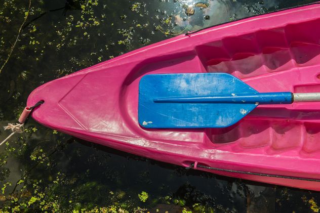 Colorful kayaks docked - image #301671 gratis