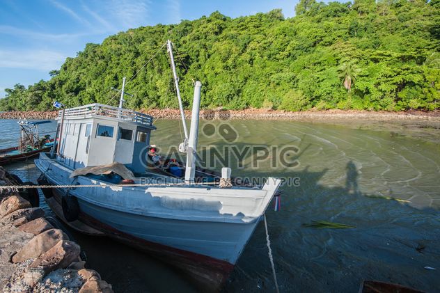 White boat on a beach - Kostenloses image #301701