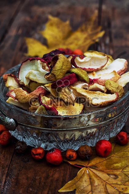 Dried apples, rowan berries and leaves - Kostenloses image #301991