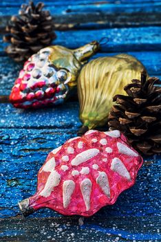Christmas decorations and cones - Kostenloses image #302051