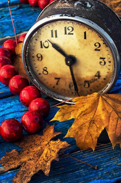 Alarm clock, beads and yellow leaves - бесплатный image #302081