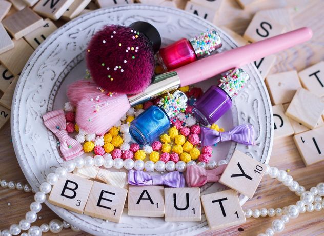 Pink makeup brush and pearls on a plate - image gratuit #302511 