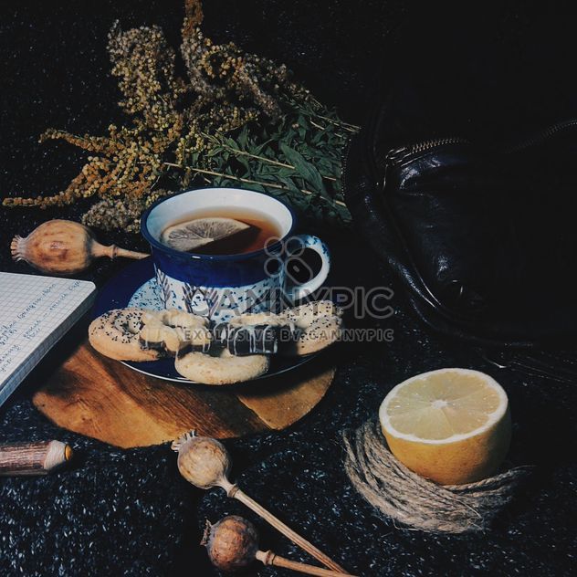 Black tea with lemon and cookies - image #302801 gratis