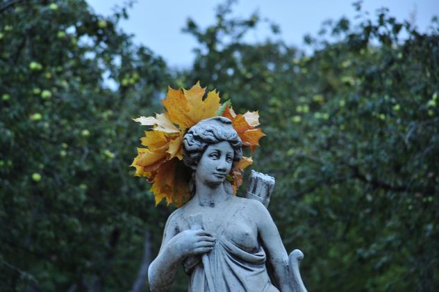 a wreath of maple leaves on the statue - Kostenloses image #304011