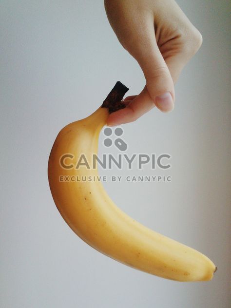 Hand with banana - image #304071 gratis