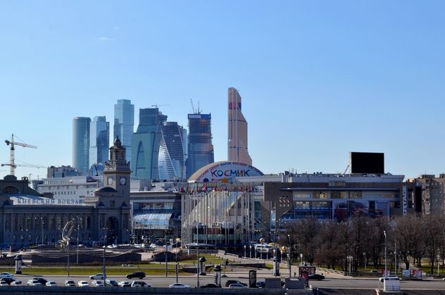 Cityscape of Moscow under blue sky - бесплатный image #304761