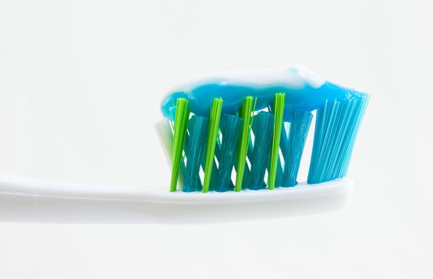 Toothbrush with Toothpaste - Kostenloses image #309391