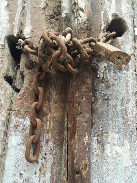 rusty lock on an old wooden door - бесплатный image #317401