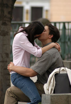 Boy Kissing His Girlfriend - Kostenloses image #317831