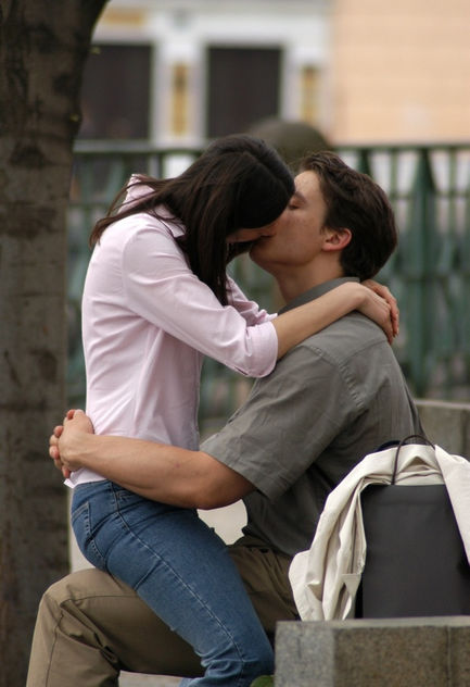 Boy Kissing His Girlfriend - image gratuit #317831 