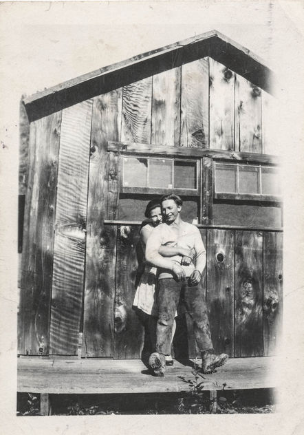 Loving couple leaning on barn wall - image #318351 gratis