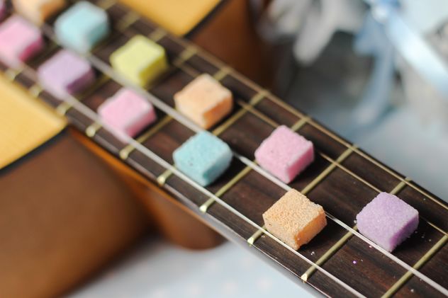 Sugarcubes on guitar fretboard - image #326521 gratis