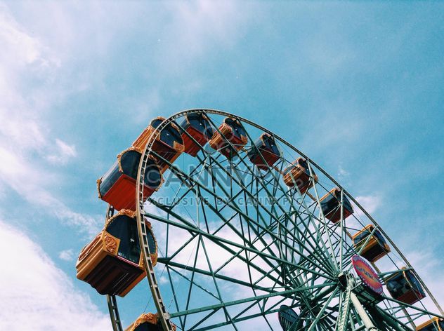 Ferris wheel against blue sky - image #328181 gratis