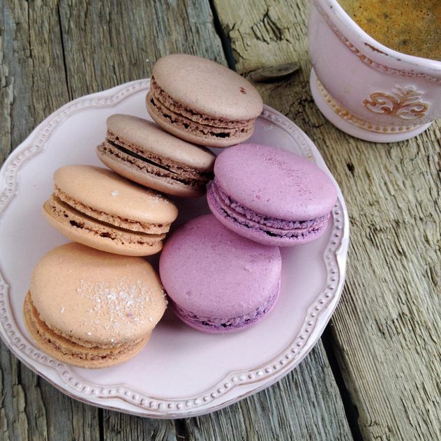 Macaroons and cup of coffee - image gratuit #329121 