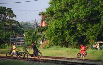 Children walking with their bicycles - Kostenloses image #330331